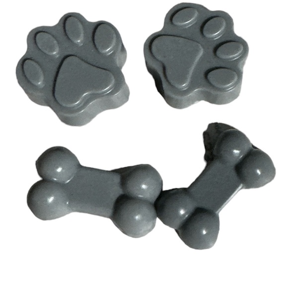 4- Hand Crafted Soap - Charcoal eucalyptus & vanilla Paws & Bones 🐾 - Picture 4 of 7